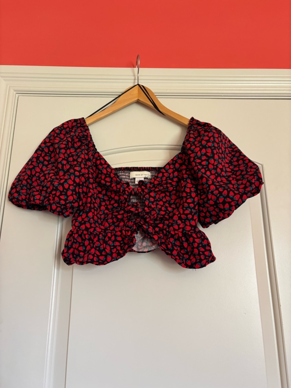 BAND OF THE FREE Women’s Strawberry theme Crop Top. Small.
